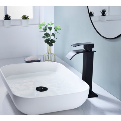 Robinet de lavabo de salle de bain noir mat avec bec cascade, conception à poignée simple pour le contrôle de l'eau, composé d'un bec de meuble-lavabo en acier inoxydable noir, construit avec un luminaire