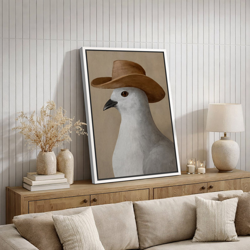 Oiseau fantaisiste portant un chapeau de cowboy sur fond neutre - reproduction d'art sur toile encadrée, H 24 po x l 16 po
