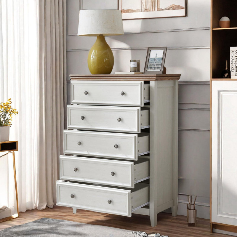 Commode moderne avec 5 tiroirs, poignées en métal et surface en grain de bois Jazmina