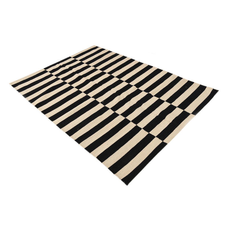 Tapis noir et blanc 4 pi 4 po x 5 pi 11 po Pinkerton