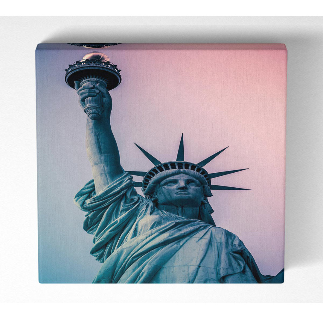 Himmel über der Freiheitsstatue Square Canvas Print