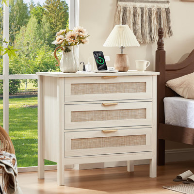 Table de chevet en rotin de 68 cm de large avec station de recharge comprenant deux prises secteur, un port USB et un port USB-C