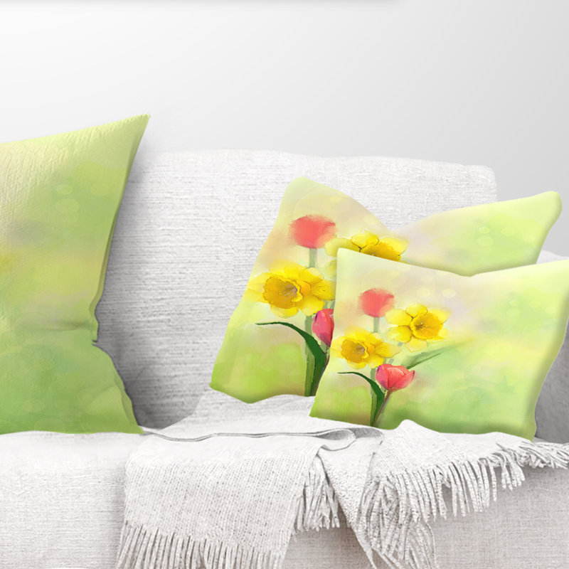 Daffodils de tulipes florales et d’un coussin lombaire doux et flou