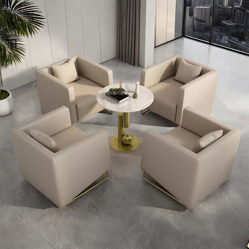 Un ensemble de réception beige avec canapé et table basse