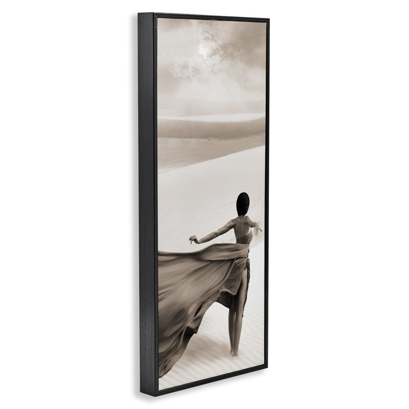«Billowing Dress in Desert», art giclée par Reinders, H 30 po x l 13 po, Giclée encadrée noir minuit