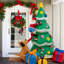 Arbre de Noël avec un père Noël gonflable