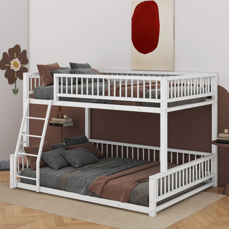 Structure de lit double superposé au-dessus de grand lit double avec échelle et garde-corps de sécurité, Blanc