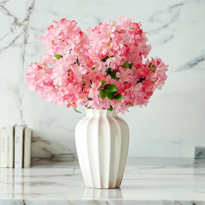 Décoration de fleurs simulées