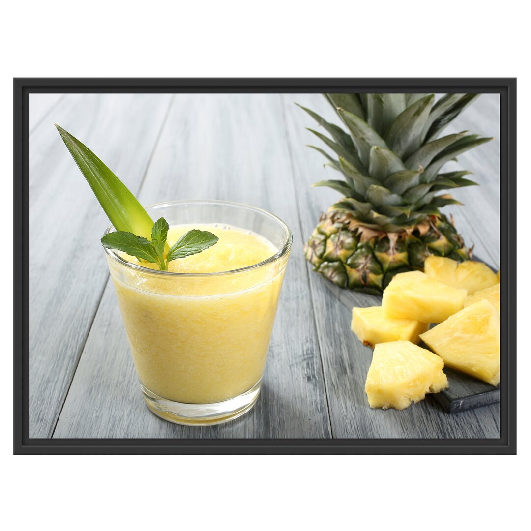 Gerahmtes Wandbild Ananas Cocktail auf Holztisch