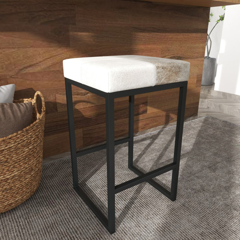 Tabouret de comptoir en cuir de vache beige Ursae avec base en métal noir