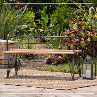 Banc rustique en bois d'acacia et en métal, parfait pour ajouter charme classique et durabilité à votre patio ou votre cour.