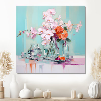 Nature morte orchidées roses dans un vase en verre sur fond bleu - Bouquets assortis