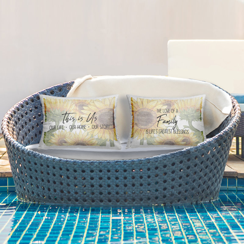 Ensemble de 2 coussins d'extérieur imprimés Uplifting Family Sentiments, design par Kim Allen
