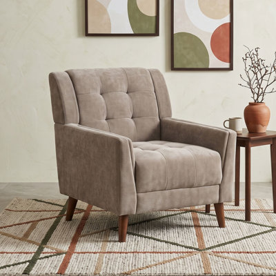 Fauteuil de style Mid-Century avec revêtement capitonné à motif gaufré, pieds fuselés en bois d'hévéa et design épuré de type club.
