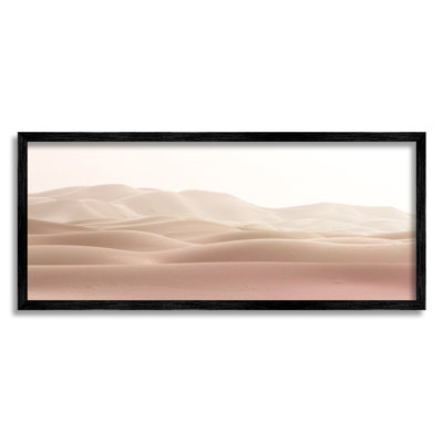 «Pink Sunburnt Sandy Dessert Distant Hills Landscape», art mural par Kim Allen