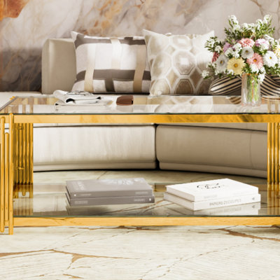 Table basse rectangulaire moderne transparente de 47,5 po avec tablette inférieure et base en métal asymétrique dorée, verre transparent pour le salon