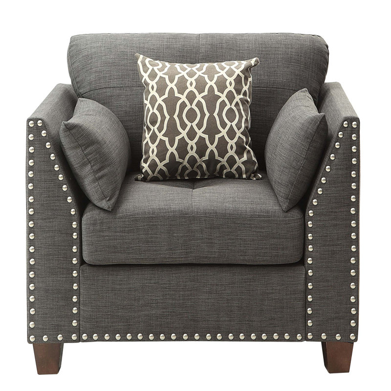 Chaise à accoudoirs évasés avec coussins décoratifs