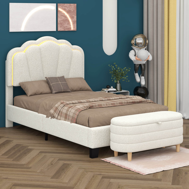 Lit plateforme tapissier en forme de fleur avec repose-pieds Sherpa Witcomb, Simple, Blanc