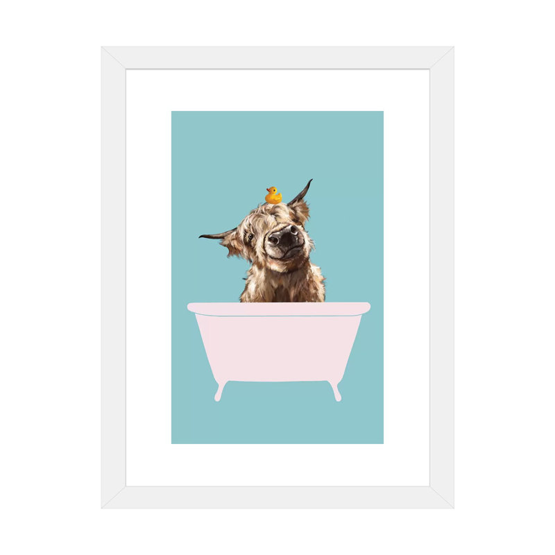 «Playful Highland Cow in Bathaign» par Big Nose Work - impression d'art graphique, H 32 po x l 24 po x P 1 po, Blanc