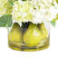 Hortensias disposés dans un vase en verre avec des poires