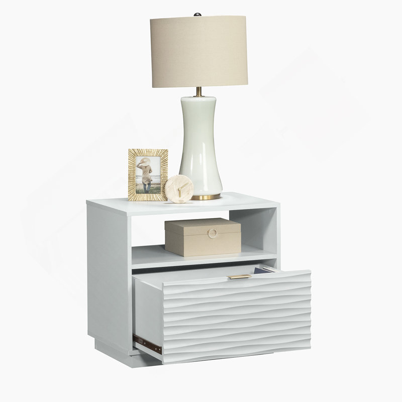 Table de chevet moderne à finition blanche avec quincaillerie dorée et rangement spacieux, parfaite pour les petits espaces et les décors élégants.