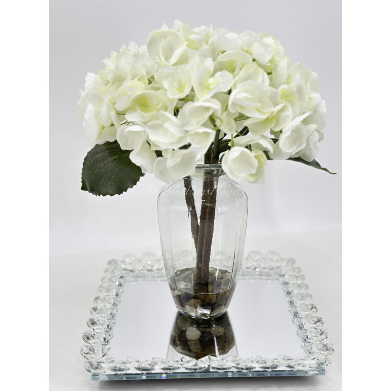Hortensias blancs en soie dans un vase