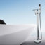 Bec de baignoire au sol avec douchette-104343284