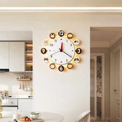 Horloge murale brune et blanche