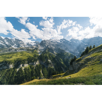 Vue panoramique sur les montagnes et la forêt, vallée profonde par AscentxMédias