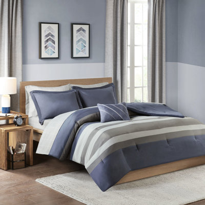 Lit simple avec couette, draps et oreiller - Drap rayé bleu-gris apaisant pour la chambre à coucher