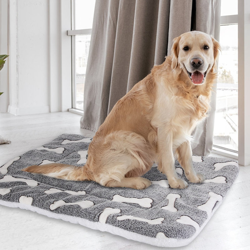 Tapis de lit confortable en flanelle pour chien avec motifs d'os
