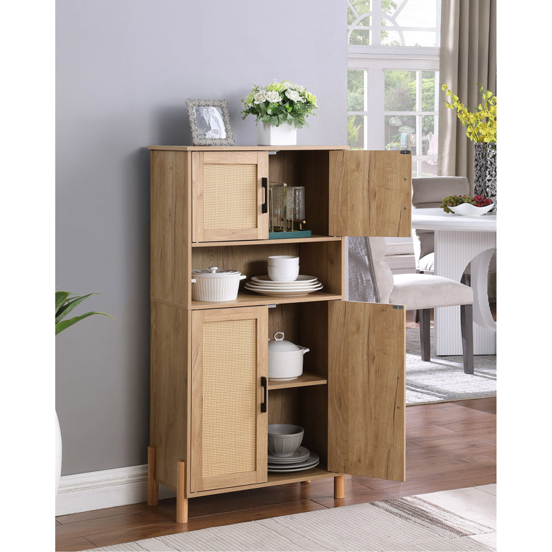 Armoire de rangement Mid-Century tissée à 4 portes avec tablettes réglables. Idéal pour les essentiels de salle à manger et l'organisation du salon. Quatre structures efficaces dans les portes élégantes et encombrantes. Équilibre