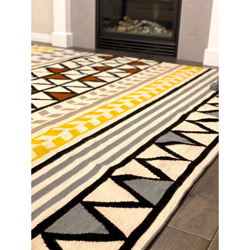 Tapis jaune à flèches jaunes, Rectangle 2 pi 4 po x 4 pi 7 po
