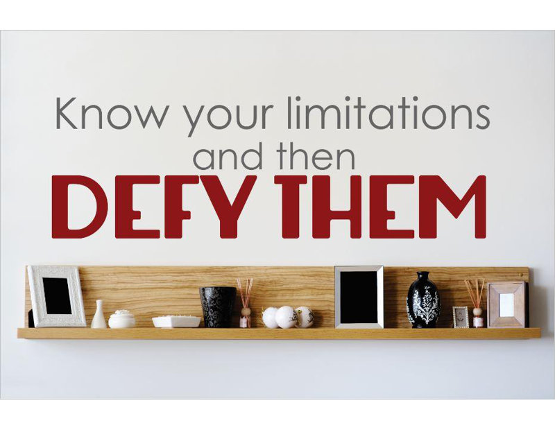 Déadhésif décoratif "connaître vos limitations et defy, Gris et rouge, H 6 po x l 20 po x P 0,16 po