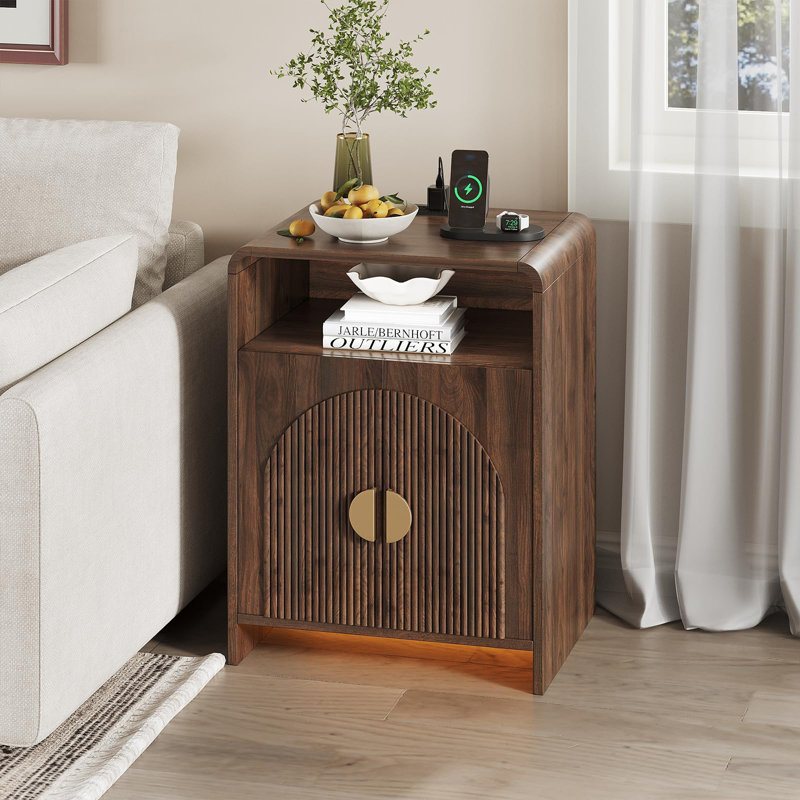 Table de chevet avec station de charge et lumières DEL, Noyer