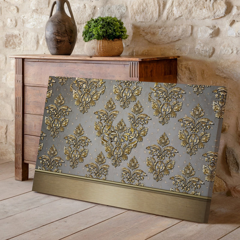 La toile crée un design de papier peint élégant avec un motif damassé complexe en or chatoyant contre un taupe doux