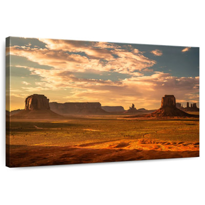 Coucher de soleil sur le désert d'Alvord à Monument Valley