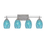 Barre d'éclairage de salle de bain 4 lumières Uptowne au fini argent vieilli avec verre fusion turquoise de 5 po