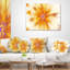 Coussin décoratif à fleurs exotiques jaune brillant