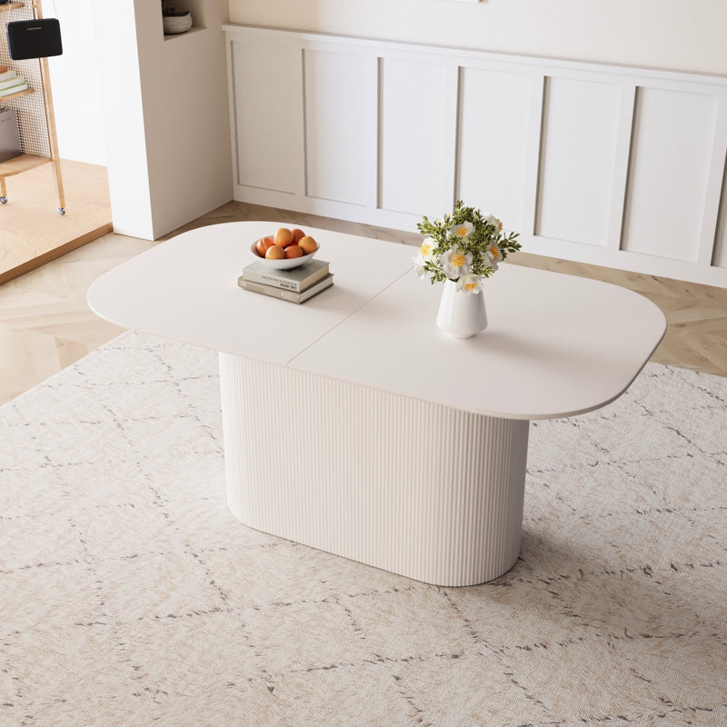 Table de salle à manger crème de 63 pouces, pieds à rayures verticales, multifonctionnel pour recevoir des invités, table à finition en surface, design moderne, convient à 4 à 8 personnes, facile à nettoyer et à entretenir