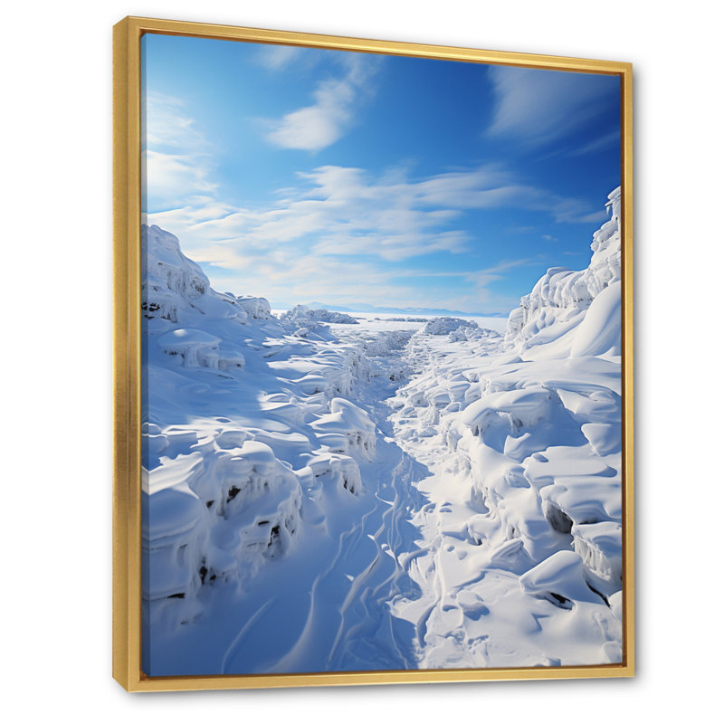 Paysage d'hiver enneigé à l'horizon I, H 32 po x l 16 po x P 1 po, Cadre flottant doré