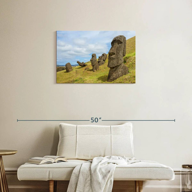 Nicci Moais à Rano Raraku, H 20 po x l 30 po
