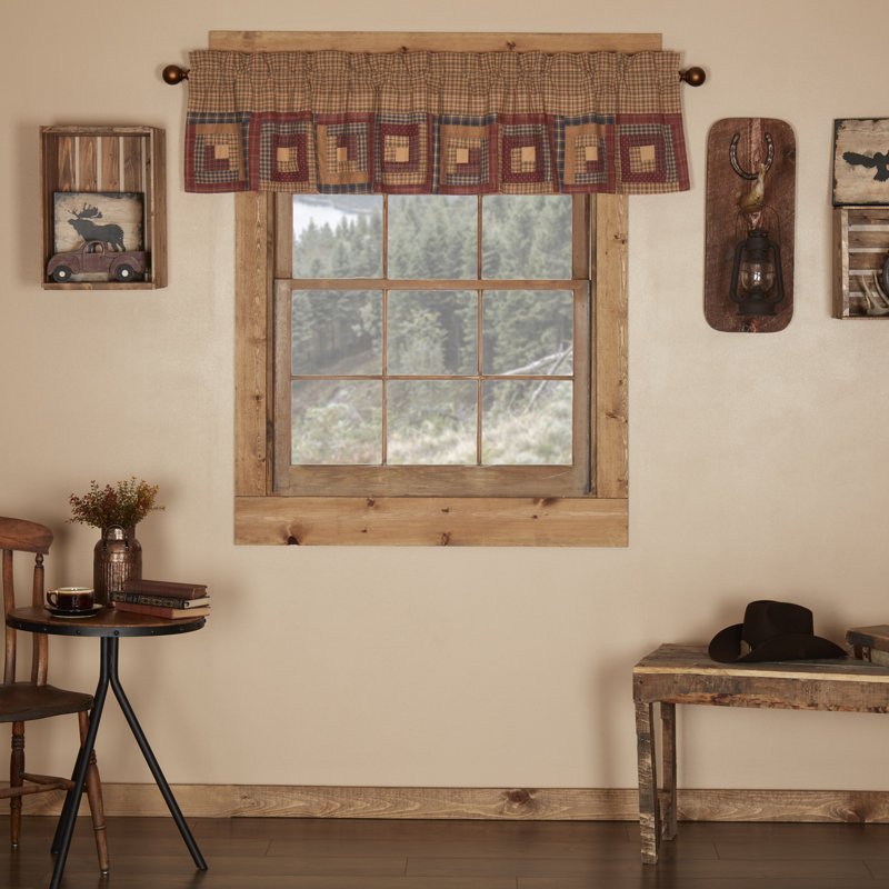 Cantonnière pour fenêtre en bois rond avec bordure en bois
