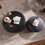Ensemble de tables basses rondes emboîtables avec bords arrondis en panneau de fibres à densité moyenne noir de jais, idéal pour les salons confortables