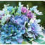 Arrangement de marguerites et de fleurs mélangées dans un vase-1336239530