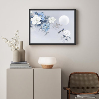 Pivoines bleues et blanches avec un oiseau sous la pleine lune dans un cadre paisible, affiche encadrée rustique