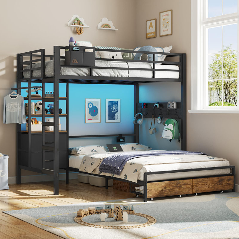 Des lits superposés avec un lit supérieur simple et un lit inférieur double, chacun équipé de 4 tiroirs de rangement et de 3 tablettes ouvertes; lits superposés en métal avec lumières DEL, stations de charge et pièces murales; Lits superposés en forme de L avec barrières de sécurité et échelles.