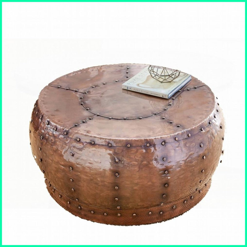 Table basse ronde brun clair avec accents de rivets - Structure en fer antique Finition martelée pour le salon