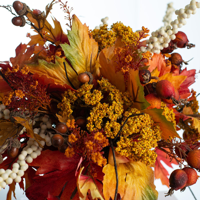 Arrangement floral mélangé dans un vase