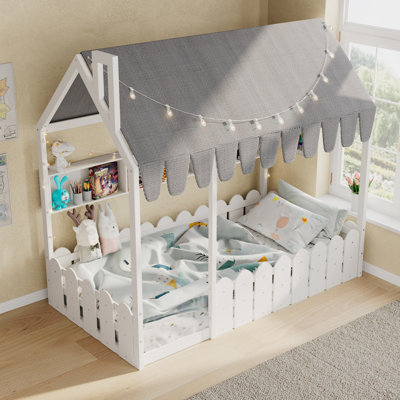 Lit simple sur pied avec 3 tablettes de rangement et garde-corps